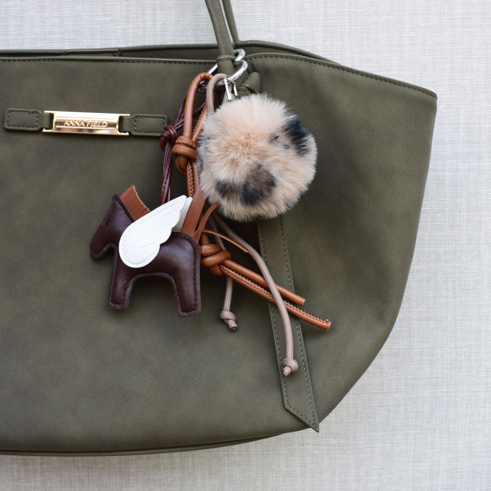 Pegasus bag chain met fluffy pompon - Zilver, bruin en wit