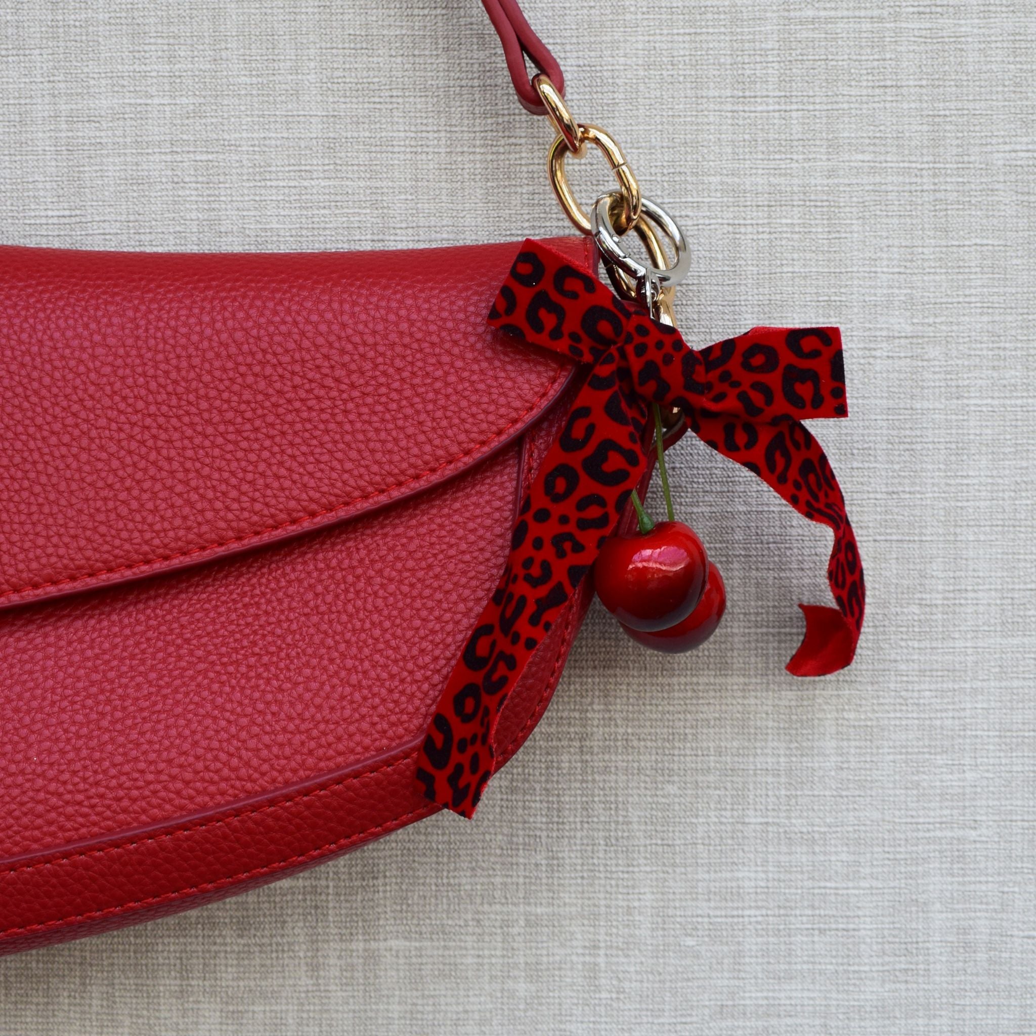 Kersen bag chain met panterprint strik - Zilver, rood, zwart, wit en groen